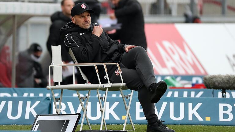 Bernhard Trares verbrachte den Großteil des Spiels gegen Hannover auf seinem Stuhl am Spielfeldrand. Bernhard Trares verbrachte den Großteil des Spiels gegen Hannover auf seinem Stuhl am Spielfeldrand.