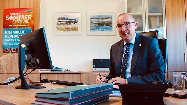 Andreas Sandwall 1 - Andraes Sandwall ist zurück im Büro im Rathaus von Bad Bocklet. Andreas Sandwall 1 - Andraes Sandwall ist zurück im Büro im Rathaus von Bad Bocklet.