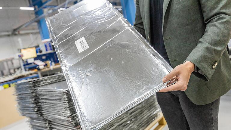 So sehen die Dämmplatten aus, die bei va-Q-tec Vakuumisolationspaneelen heißen und Teil des Kerngeschäfts sind. So sehen die Dämmplatten aus, die bei va-Q-tec Vakuumisolationspaneelen heißen und Teil des Kerngeschäfts sind.