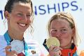 Die Würzburger Freiwasserschwimmerin Leonie Beck (links) freut sich über ihre Silbermedaille über zehn Kilometer bei der WM in Budapest. Gold gewann im Fotofinish die Niederländerin Sharon van Rouwendaal.