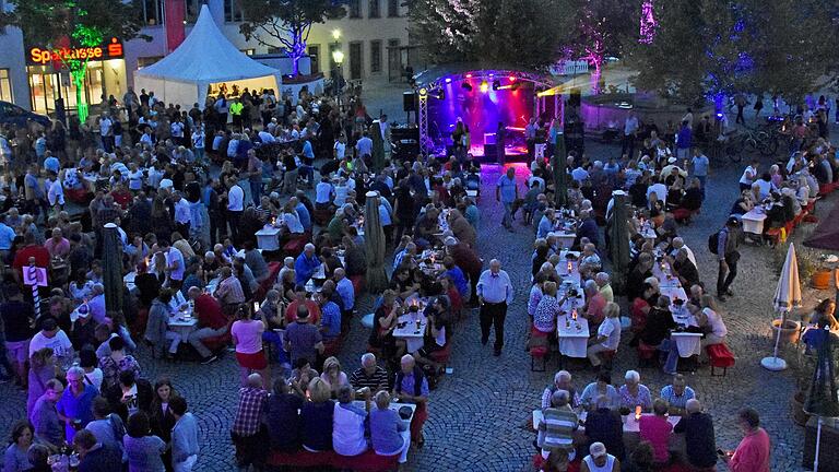 Der Marktplatz wird zum Marktplatzfest 2023 in Haßfurt auch wieder festlich beleuchtet – so ähnlich, wie dieses Archivbild aus dem Jahr 2019 zeigt. Damals kamen über 2000 Besucherinnen und Besucher.