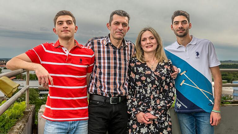 Familie Waez-Jaber feiert in Würzburg am Wochenende das muslimische Opferfest: Nadine Jaber mit ihrem Mann Eyad Waez und den beiden Söhne Riyad Waez (rechts) und Hadi Waez (links).