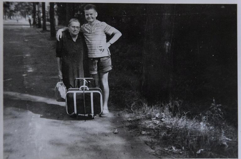 Der junge Joachim Kraus (rechts) mit seiner Oma in Zernsdorf.&nbsp;