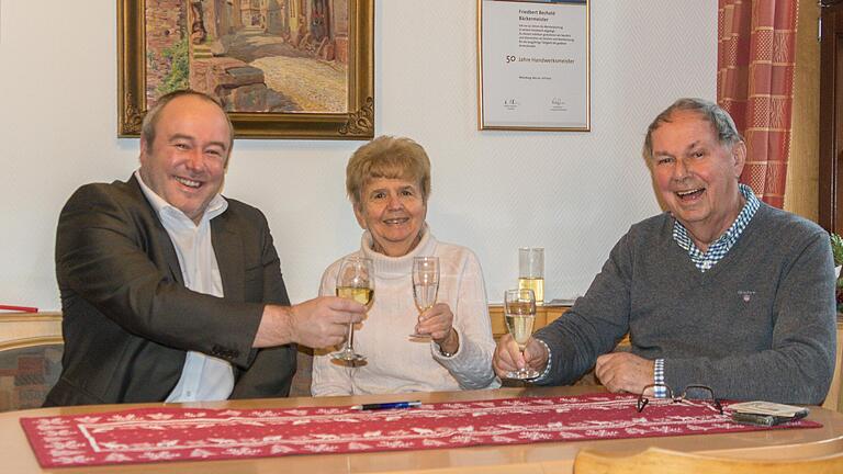 Seien 80. Geburtstag feierte Werner Zügner (rechts) im heimischen 'Bachella'. Bekannt ist er vor allem auch durch seine lustigen Auftritte bei den Rienecker Prunksitzungen. Zum Jubiläum gratulieren auch Bürgermeister Sven Nickel und Ehefrau Maria. Seien 80. Geburtstag feierte Werner Zügner (rechts) im heimischen 'Bachella'. Bekannt ist er vor allem auch durch seine lustigen Auftritte bei den Rienecker Prunksitzungen. Zum Jubiläum gratulieren auch Bürgermeister Sven Nickel und Ehefrau Maria.