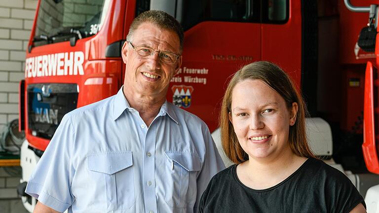 Kreisbrandrat Michael Reitzenstein und Frauenbeauftragte des Kreisfeuerwehrverbands Sabrina Eck begrüßen die steigende Zahl von Feuerwehranwärterinnen.