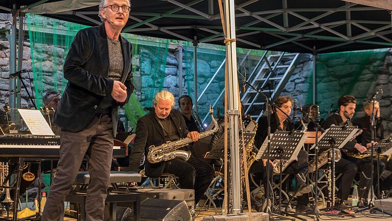 Die Big Band Gemünden begeistert das Publikum beim Gastauftritt bei den Scherenburgfestspielen mit besonders arrangierten Film-Musikklassikern.