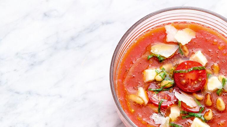 Wassermelonensuppe       -  Wassermelonensuppe: Wassermelone eignet sich nicht nur als süßer Durstlöcher. Sie kann man auch gut mit Gemüse in einer Suppe kombinieren, etwa mit saftigen Tomaten.