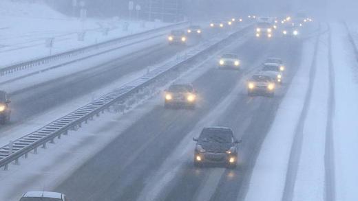 Schnee in NRW       -  Autos auf der verschneiten Autobahn A2 in Recklinghausen. Foto: Marcel Kusch