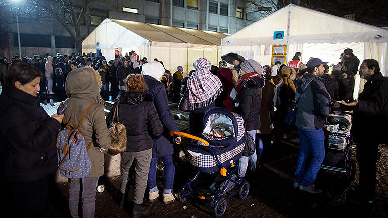 Symbolbild Flüchtlinge       -  ARCHIV - Symboldbild Flüchtlinge - dpa - Bildfunk+++