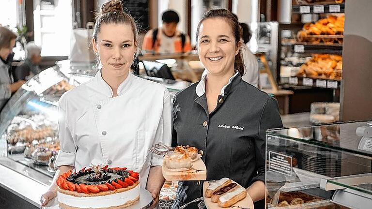 Polnische Azubis schnupperin Würzburger Betrieben       -  Sarah Motel (links) aus der Normandie mit ihrer Obsttorte, daneben Konditoreiinhaberin Melanie Michel mit weiteren französischen Backwaren.