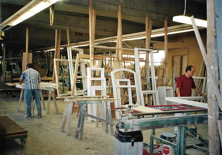 Besondere Holz- und Holz-Alu-Fenster wurden in der Firma von Herbert Eichelmann in Werneck produziert.