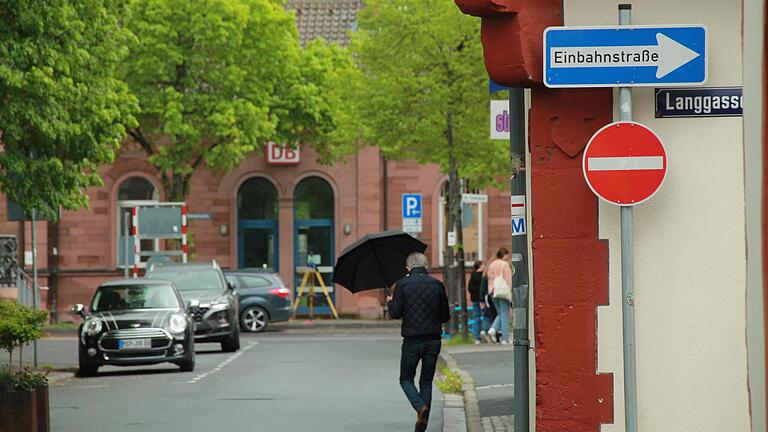 Für die Neue Bahnhofstraße und die Langgasse in Karlstadt gibt es mehrere Überlegungen im Vorentwurf der Sanierungsplanungen. Für die Neue Bahnhofstraße und die Langgasse in Karlstadt gibt es mehrere Überlegungen im Vorentwurf der Sanierungsplanungen.