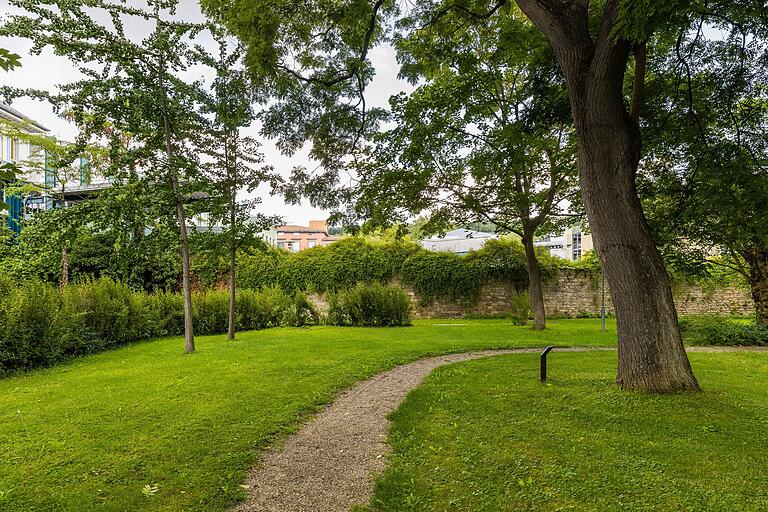 Der Juliusspitalpark ist eine grüne Oase in der Würzburger Innenstadt und zugleich ein Denkmal.