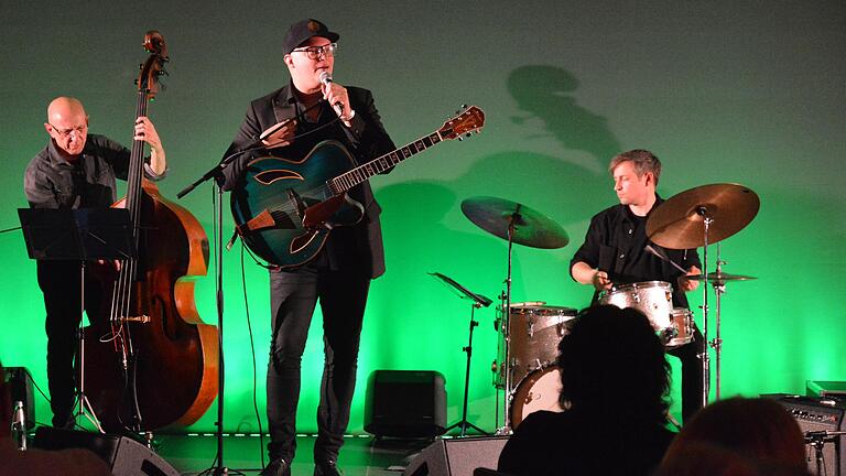 Jazzgitarrist Torsten Goods begeisterte in der Hörbar gemeinsam mit Bassist Rudi Engel (links) und Schlagzeuger Florian Kettler.