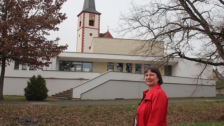 Johanna Hecke, Leiterin der Bildungsarbeit im Sozialen Forum Benediktushöhe, vor dem Himmelstadter Pfarrheim, in dem nun die meisten Veranstaltungen stattfinden. Johanna Hecke, Leiterin der Bildungsarbeit im Sozialen Forum Benediktushöhe, vor dem Himmelstadter Pfarrheim, in dem nun die meisten Veranstaltungen stattfinden.