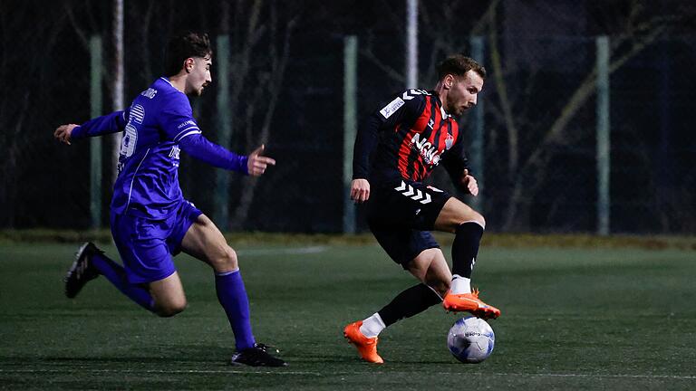 Leon Heinze (rechts) und der TSV Aubstadt blieben ohne Torerfolg im Testspiel beim FV 04 Würzburg (links Samuel Röthlein). Leon Heinze (rechts) und der TSV Aubstadt blieben ohne Torerfolg im Testspiel beim FV 04 Würzburg (links Samuel Röthlein).