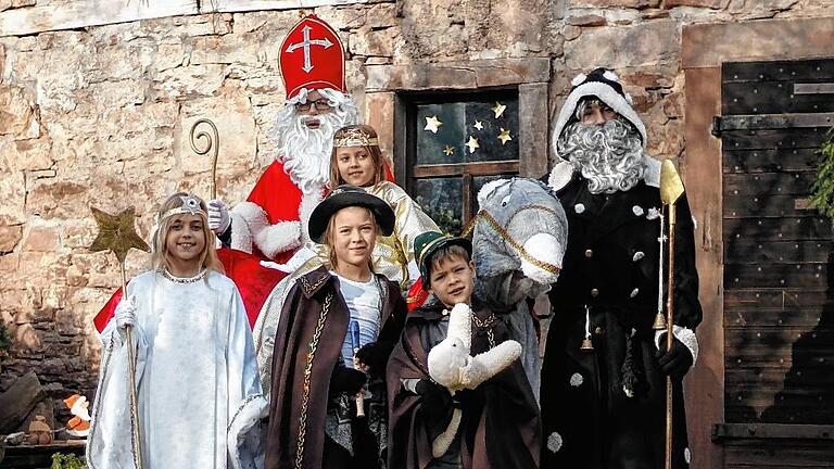 Die Gruppe &bdquo;Gambacher Christkind&ldquo; beschert an Heiligabend Familien im Karlstadter Stadtteil. So sehen die Darsteller als Engel, Hirten, Esel, Christkind, Nikolaus und Knecht Ruprecht am 24. Dezember aus. . .