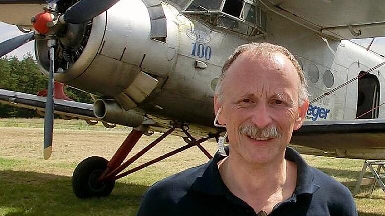 Michael Hoffmann, der Vorsitzende des Flugsportclubs Würzburg, ist bisher einmal in einem Segelflugzeug mitgeflogen. „Das ist schon sportlich”, findet er. Michael Hoffmann, der Vorsitzende des Flugsportclubs Würzburg, ist bisher einmal in einem Segelflugzeug mitgeflogen. „Das ist schon sportlich”, findet er.