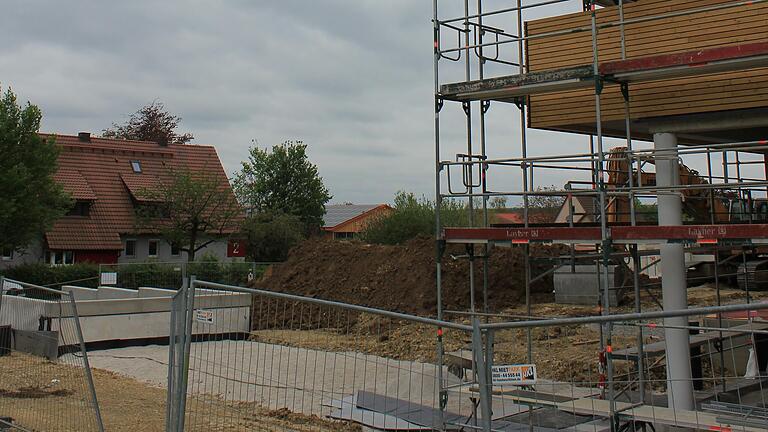 Gegenüber des eben eröffneten Weinhotels Römmert (hier ein Foto von Ende April) liegt eine kleine Siedlung an Häusern und Weingütern, die ausgesiedelt wurden. Neue Wohnhäuser dort dürfen aktuell aber nicht gebaut werden. Gegenüber des eben eröffneten Weinhotels Römmert (hier ein Foto von Ende April) liegt eine kleine Siedlung an Häusern und Weingütern, die ausgesiedelt wurden. Neue Wohnhäuser dort dürfen aktuell aber nicht gebaut werden.