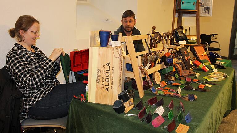 Die Verkaufsstände beim Fladunger Weihnachtsmarkt lockten mit einem bunten Angebot. Um etwas Schönes für den Gabentisch zu finden, musste man nicht lange suchen. Die Verkaufsstände beim Fladunger Weihnachtsmarkt lockten mit einem bunten Angebot. Um etwas Schönes für den Gabentisch zu finden, musste man nicht lange suchen.