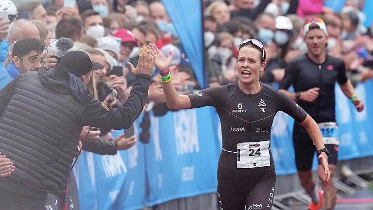 Zieleinlauf der Siegerin: Laura Zimmermann klatscht Zuschauer ab, während sie auf dem Rathausplatz dem Sieg entgegen läuft. Beim Marathon hatte sie die Führung übernommen. Zieleinlauf der Siegerin: Laura Zimmermann klatscht Zuschauer ab, während sie auf dem Rathausplatz dem Sieg entgegen läuft. Beim Marathon hatte sie die Führung übernommen.