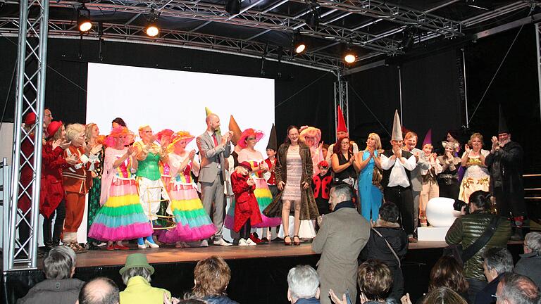Den Applaus nach der letzten Vorstellung hatten sich die Akteure und Verantwortlichen des Kleinen Stadttheater Gerolzhofen zurecht verdient. Den Applaus nach der letzten Vorstellung hatten sich die Akteure und Verantwortlichen des Kleinen Stadttheater Gerolzhofen zurecht verdient.