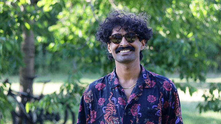 Bhaaviethran Thevaranjith ist 26 und arbeitet als Angestellter in Würzburg in der Gastronomie. Bhaaviethran Thevaranjith ist 26 und arbeitet als Angestellter in Würzburg in der Gastronomie.