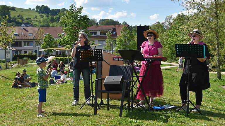 Für gute Laune und beste Stimmung sorgten unter anderem Sylvia Ludwig, Gertraud Wackerbauer und  Gerda Philipp (von links) beim kulturellen Brückenschoppen.