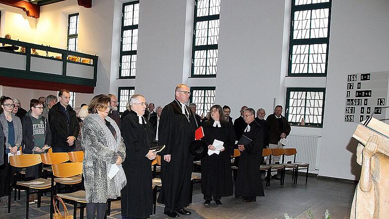 Im renovierten und neu beleuchteten Kirchenraum der Gustav-Adolf-Kirche wurde deren Wiedereinweihung gefeiert. Vorne von links: Bürgermeisterin Sorya Lippert, Pfarrer i.R. Dieter Schorn, Dekan Oliver Bruckmann und die Pfarrer Eva Loos und Euclésio Rambo. Im renovierten und neu beleuchteten Kirchenraum der Gustav-Adolf-Kirche wurde deren Wiedereinweihung gefeiert. Vorne von links: Bürgermeisterin Sorya Lippert, Pfarrer i.R. Dieter Schorn, Dekan Oliver Bruckmann und die Pfarrer Eva Loos und Euclésio Rambo.