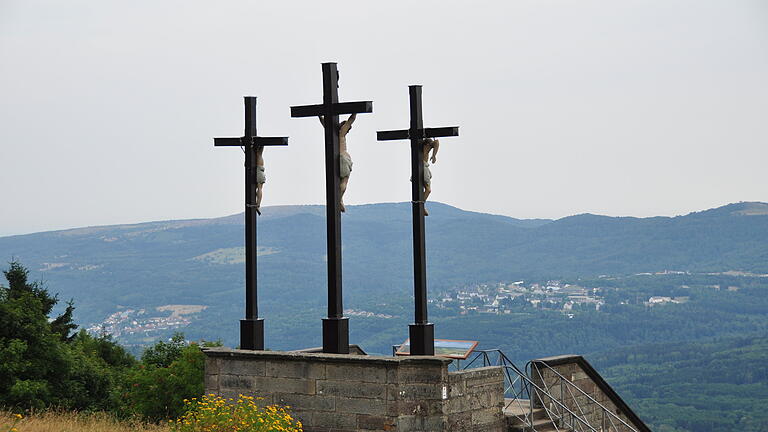 Noch vor dem Frühstück ging es zum Hochkreuz auf 928 Meter Höhe, um bei einem kurzen Gebet die Stimmung der Wallfahrt zu spüren. Hier werden sich am 21. August, nach dem anstrengenden Aufstieg über die Kniebreche, die Wallfahrer sammeln, bevor sie hinab zum 1677 erbauten Kloster der Franziskaner steigen. Foto: Elfriede Streitenberger&nbsp;