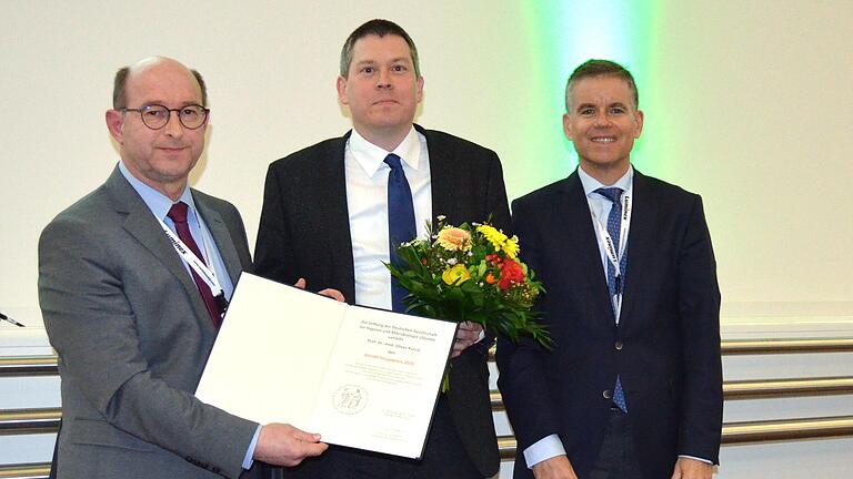 Verleihung des Hauptpreises der Deutschen Gesellschaft für Hygiene und Mikrobiologie (DGHM) an Prof. Oliver Kurzai (Mitte) von der Universität Würzburg; mit im Bild (links) Prof. Klaus Pfeffer, Präsident der DGHM Stiftung und (rechts) Prof. Georg Häcker, Präsident der DGHM.