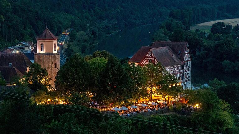 Zahlreiche Menschen besuchten am vergangenen Freitag bei sommerlichen Temperaturen und ausgelassener Stimmung das Homburger Weinfest in Triefenstein.