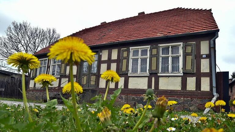 Ein Häuschen am ruhigen Stadtrand. So stellen sich viele junge Leute ihr 40. Lebensjahr vor. Foto: Patrick Pleul       -  Erbschaftssteuer für Immobilien: 2023 hat sich der Freibetrag geändert. Immobilien können Sie trotzdem unter bestimmten Voraussetzungen steuerfrei erben.