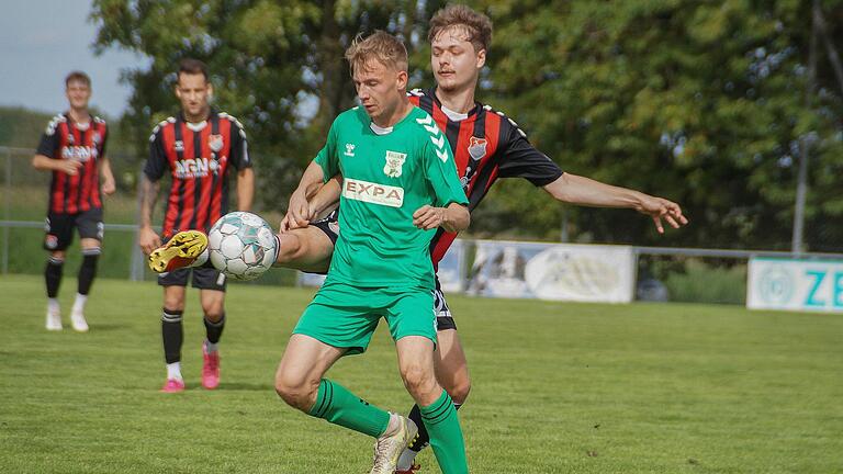 Rassige, aber überwiegend faire Zweikämpfe gab es beim Bezirksliga-Derby zwischen dem TSV Großbardorf II (vorne Marcel Gensler) und dem TSV Aubstadt II (hinten Lukas Merkl) zu sehen.