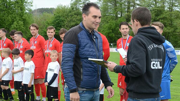 Jens Reitstetter, Mitglied im Verbands-Spielausschuss des Bayerischen Fußball-Verbands, übergibt Meisterwimpel und Medaillen an die Spieler von Landesliga-Meister TSV Karlburg. Jens Reitstetter, Mitglied im Verbands-Spielausschuss des Bayerischen Fußball-Verbands, übergibt Meisterwimpel und Medaillen an die Spieler von Landesliga-Meister TSV Karlburg.