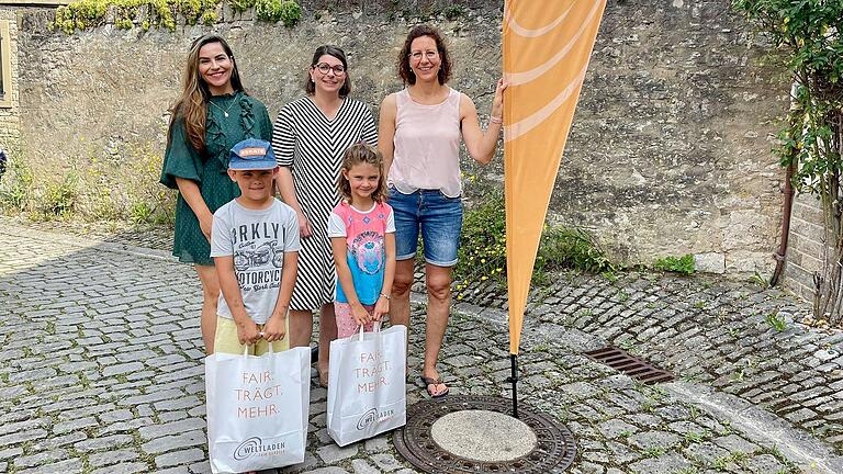 Die stolzen Hauptgewinner*innen Leon und Clara (Nora fehlt auf dem Bild) mit Selina Laskowitz ('Lasko. Smile and shine'), Stadträtin Andrea Rauch (Faire Stadt Volkach) und Christiane Leckel (1. Vorsitzende Weltladen Volkach).