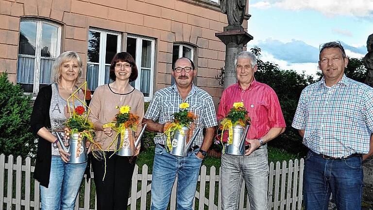 Ehrungen beim OGV Gemeinfeld (von links): Claudia Büttner (25 Jahre) sowie Christine Rützel, Dietmar Bartesch und Reinhold Klein (jeweils 15 Jahre) wurden vom Vorsitzenden Joachim Klebrig für ihre Treue zum Verein ausgezeichnet.