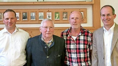 Dr. Alexander Siebel (rechts) verabschiedete die langjährigen Vorstandsmitglieder beim Roten Kreuz in Bad Kissingen (von links): Holger Fröhlich, Edgar Gleinser und Heribert Gritsch.  Foto: Michael Rendl       -  Dr. Alexander Siebel (rechts) verabschiedete die langjährigen Vorstandsmitglieder beim Roten Kreuz in Bad Kissingen (von links): Holger Fröhlich, Edgar Gleinser und Heribert Gritsch.  Foto: Michael Rendl