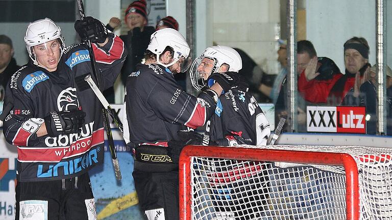 Wer wird nächstes Jahr für die &bdquo;Hawks&ldquo; auflaufen? Wer wird das Team trainieren? Wie viele Kontingentspieler darf der Verein einsetzen? Es gab viele Fragen, auf die die Mitglieder bei der Jahreshauptversammlung auf eine Antwort gehofft hatten. Doch nach wie vor herrscht bei vielen Aspekten für die neue Saison wenig Klarheit.