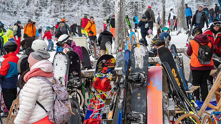 Ob es das schöne Wetter oder das 60. Jubiläum der Skilifte war: Die Gäste kamen am Wochenende in Massen zur Wasserkuppe.