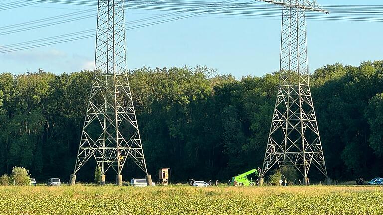 Einsatzkräfte versuchen mit einem Hubwagen, den Pro-Atomkraft-Aktivisten Andreas Fichtner von einem Strommast in Grafenrheinfeld zu holen.&nbsp;