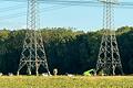 Einsatzkräfte versuchen mit einem Hubwagen, den Pro-Atomkraft-Aktivisten Andreas Fichtner von einem Strommast in Grafenrheinfeld zu holen.&nbsp;