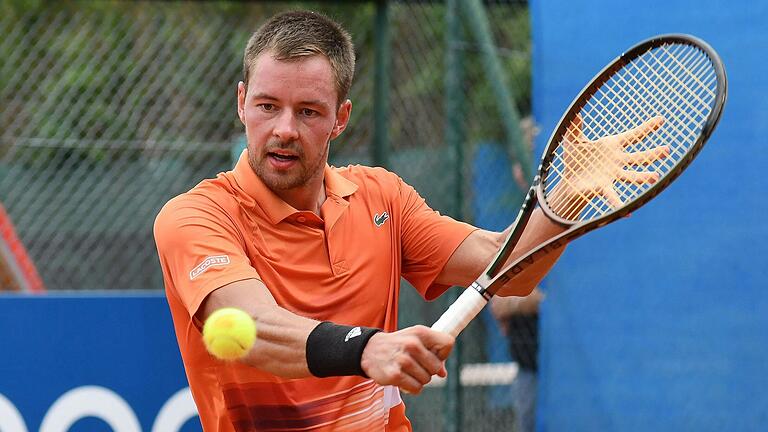 Michel Hopp vom thüringischen Tennisclub Ruhla 92 testete in Würzburg erfolgreich seinen verletzten Ellenbogen und holte sich den Sieg bei den 13. Offenen Würzburger Herren-Tennismeisterschaften auf der Tennisanlage von Weiß-Blau in der Mergentheimer Straße.