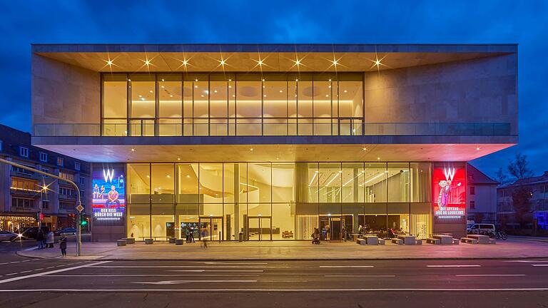 Das Mainfranken Theater Würzburg bei Nacht: Der Würzburger Stadtrat hat sich einstimmig für Daniel Morgenroth als neuen Intendanten entschieden. Das Mainfranken Theater Würzburg bei Nacht: Der Würzburger Stadtrat hat sich einstimmig für Daniel Morgenroth als neuen Intendanten entschieden.