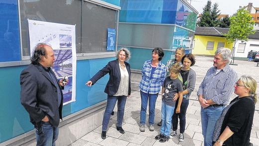 Architektour: Zwar nur eine kleine, aber eine sehr interessierte Gruppe hörte den Erklärungen der Architekten Jörg Franke und Michaela Messmer im Rahmen der Architektouren zum Bau des Busbahnhofes Bad Neustadt zu.