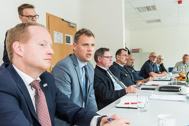 Der Leiter der unterfränkischen Anker-Einrichtung, Alexander Warkotsch (Zweiter von links), und Staatssekretär Gerhard Eck (Dritter von links) stellten im Beisein von Vertretern des Innenministeriums, der Regierung und der Polizei dem saarländischen Innenminister Klaus Bouillon die Einrichtung bei Schweinfurt vor.