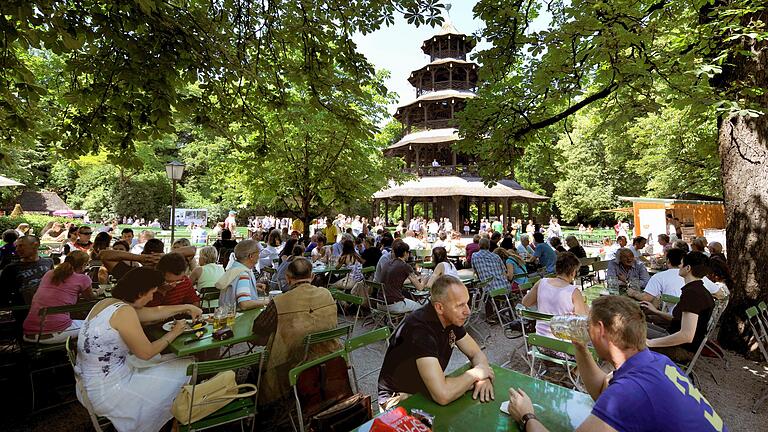 Biergärten und Restaurants in Bayern dürfen ab sofort wieder so lange offen haben wie vor der Corona-Krise. Das entschied der Bayerische Verwaltungsgerichtshof nach der Klage eines Wirtes aus Randersacker.