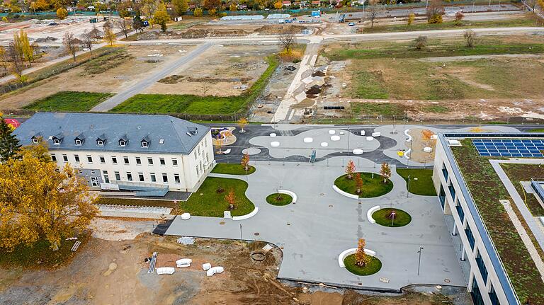 Hinter dem Neubau (rechts) ist noch viel Platz für dern Ausbau des Campus. Geplant ist zunächst ein Gebäude für den neuen Studiengang Robotik.