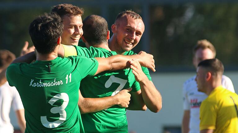 Ralph Thomann (rechts in der Jubeltraube im Spiel gegen den TSV Eßleben) und der FC Sand können nach zwei Abstiegen in Folge wieder jubeln. In der Bezirksliga Ost spielt die 'Korbmacher-Elf' bislang eine gute Rolle.
