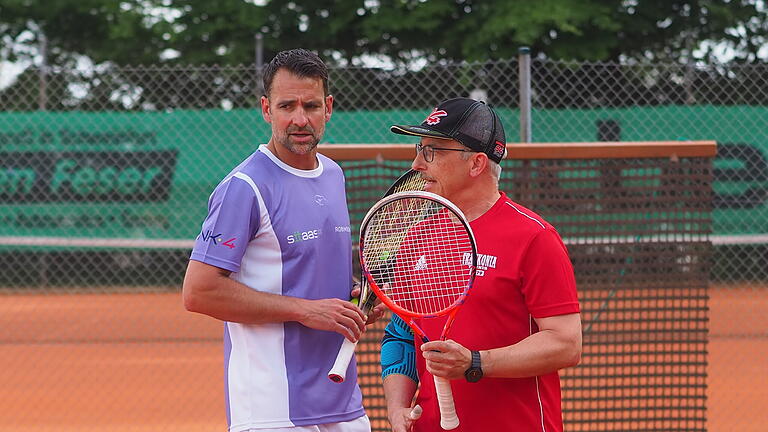 Nicolas Kiefer zu Gast beim FC Eltingshausen - Wer beim FC Eltingshausen gemeinsam mit Nicolas Kiefer auf dem Platz stehen durfte, entschied das Los. Nicolas Kiefer zu Gast beim FC Eltingshausen - Wer beim FC Eltingshausen gemeinsam mit Nicolas Kiefer auf dem Platz stehen durfte, entschied das Los.